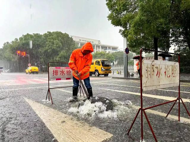 南京防汛最新,南京防汛最新消息背后的故事，小巷深處的獨(dú)特風(fēng)情與一家特色小店的魅力